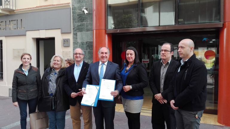 Portavoces municipales a las puertas de la subdelegacón para entregar documentación referente a la cesión de los terrenos para el Conservatorio Paco de Lucía.