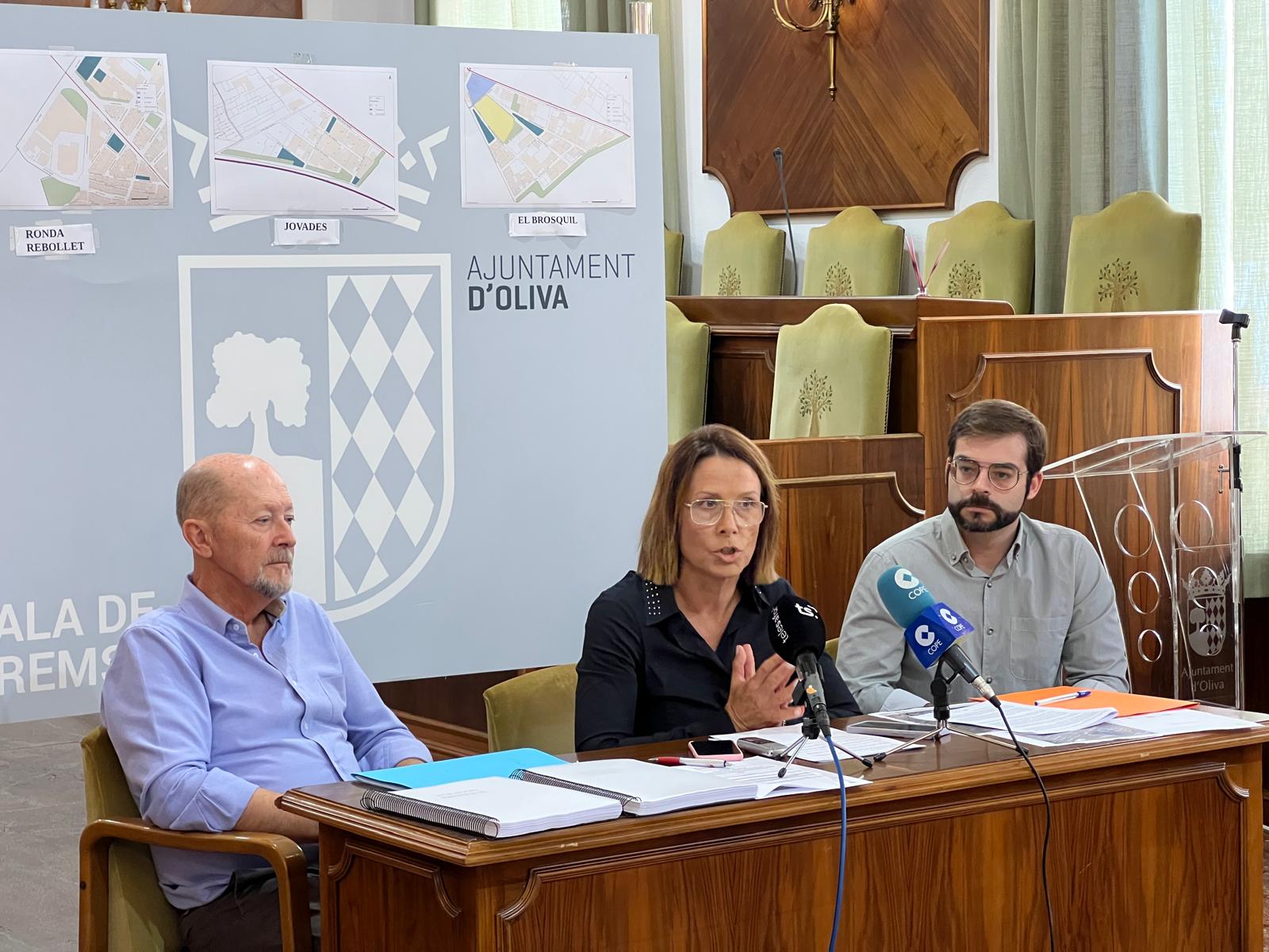 Yolanda Pastor, alcaldesa de Oliva junto a los concejales Enrique Parra y Joan Mata presentando las mejoras en los polígonos industriales.