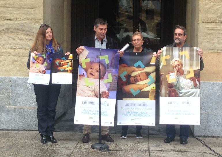 El concejal Gurpegui (centro), durante la presentación de la camapaña contra el ruido en la Parte Vieja. 