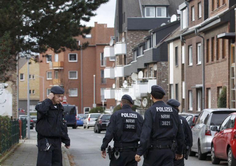 Agentes de policía alemana montan guardia frente la los edificios de la zona residencial donde han sido arrestados los sospechosos por su vinculción a los atentados de París.