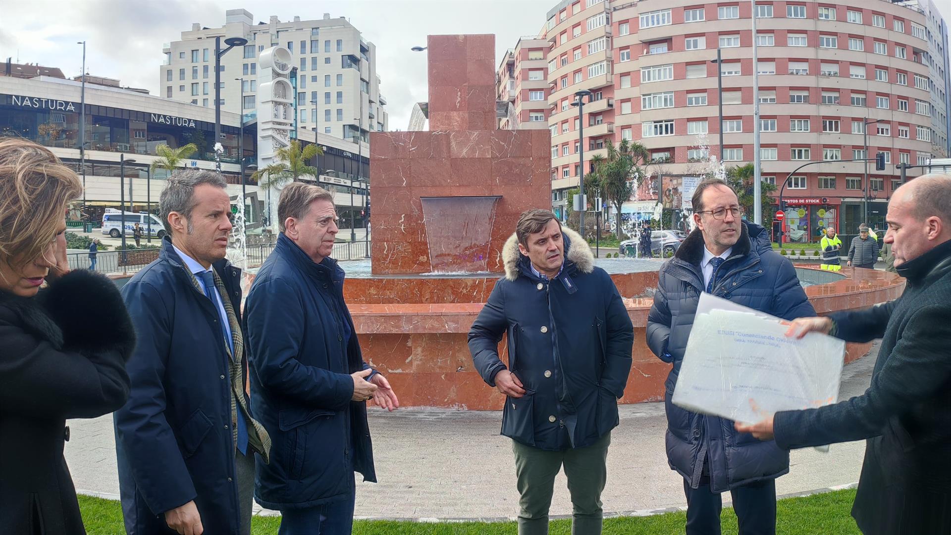 Las autoridades siguen las explicaciones de los técnicos en la apertura de la nueva plaza.