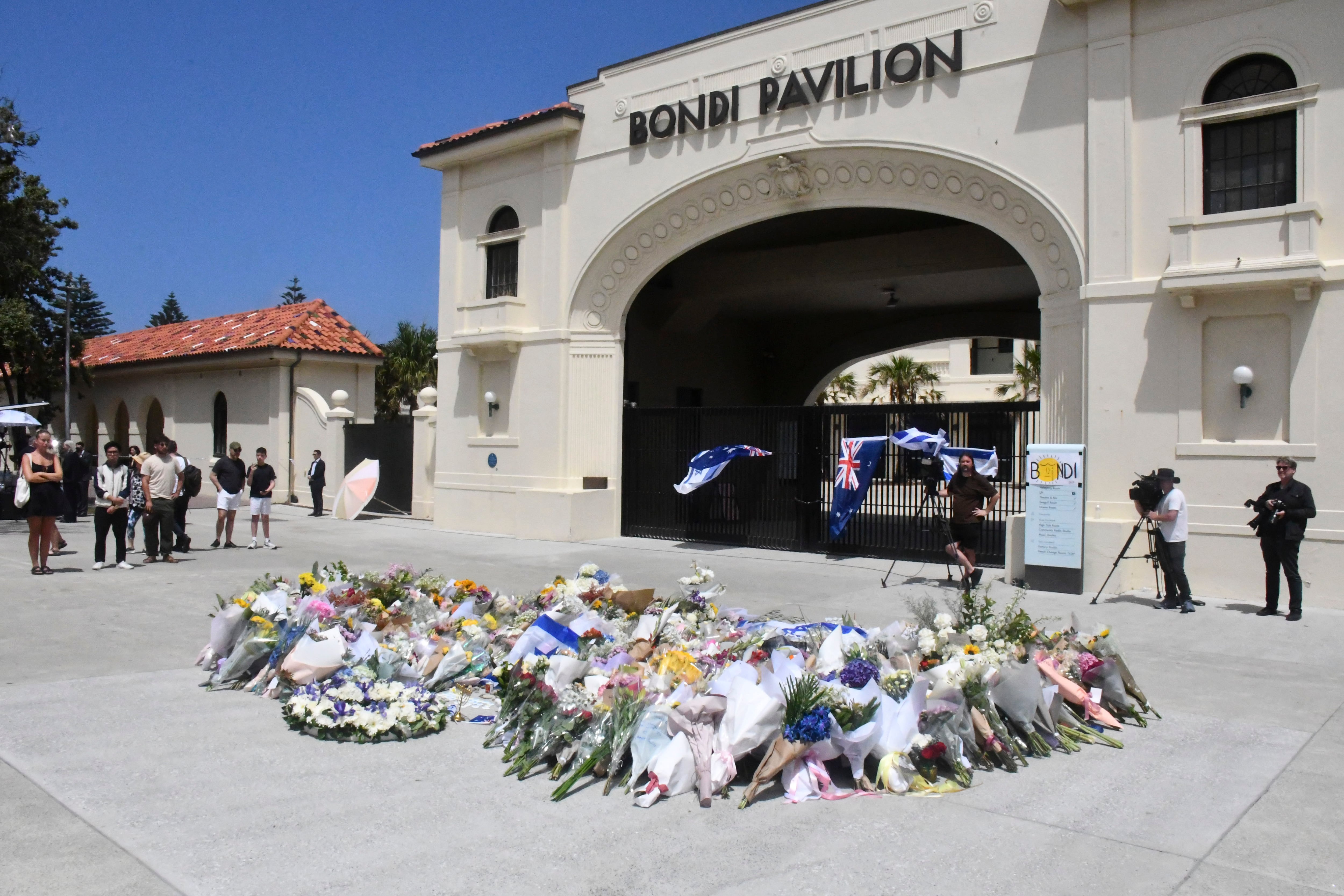 La playa de Bondi, uno de los grandes iconos turísticos de Australia, amaneció este lunes casi vacía y en silencio, con flores, velas y mensajes de duelo.