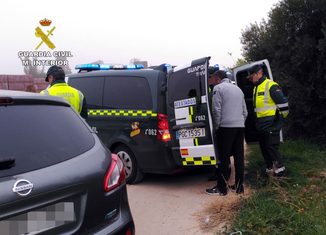 Un conductor realiza la prueba de alcoholemia