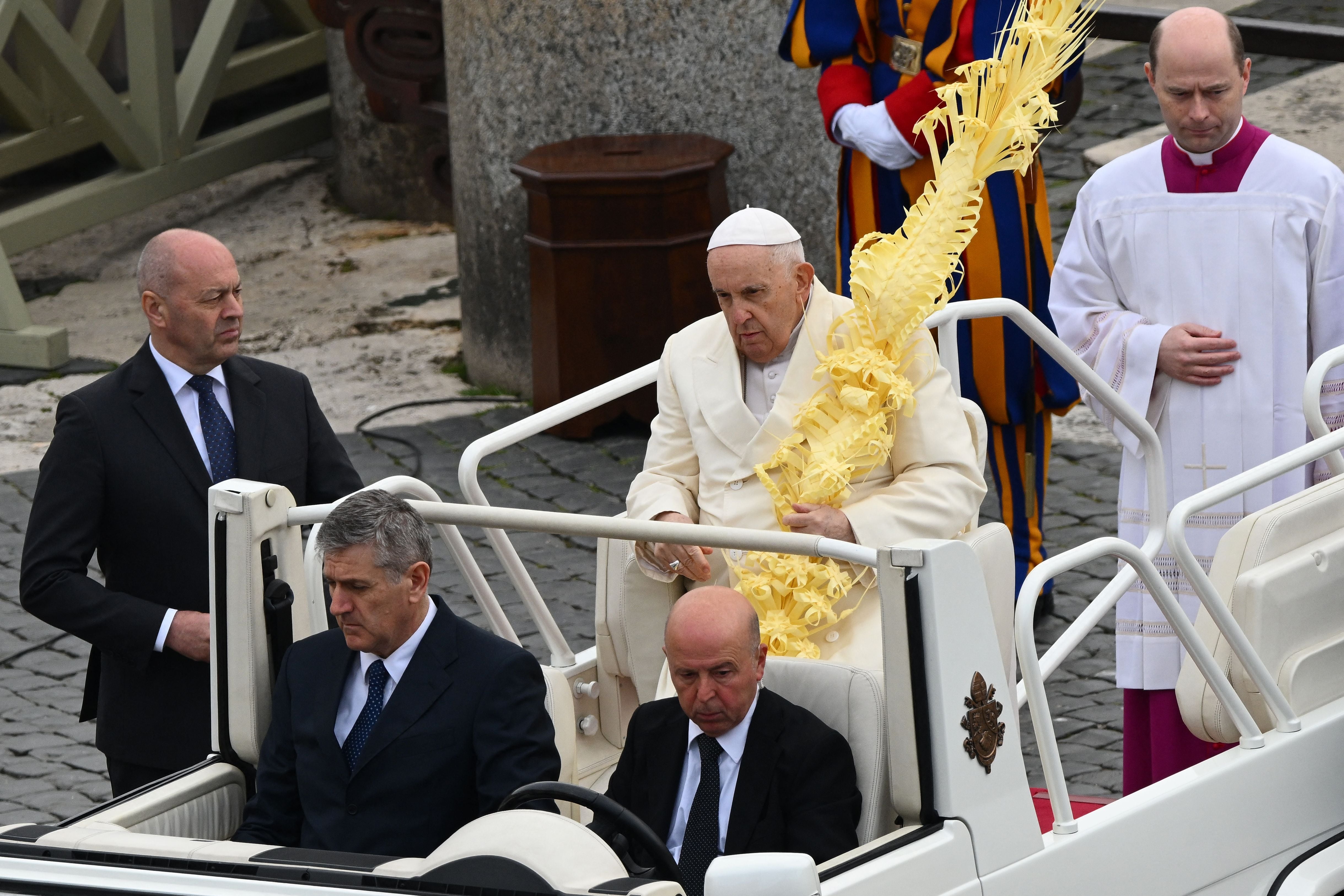 El papa Francisco a su llegada a la misa del Domingo de Ramos que da comienzo a la Semana Santa, este domingo en la plaza de San Pedro del Vaticano