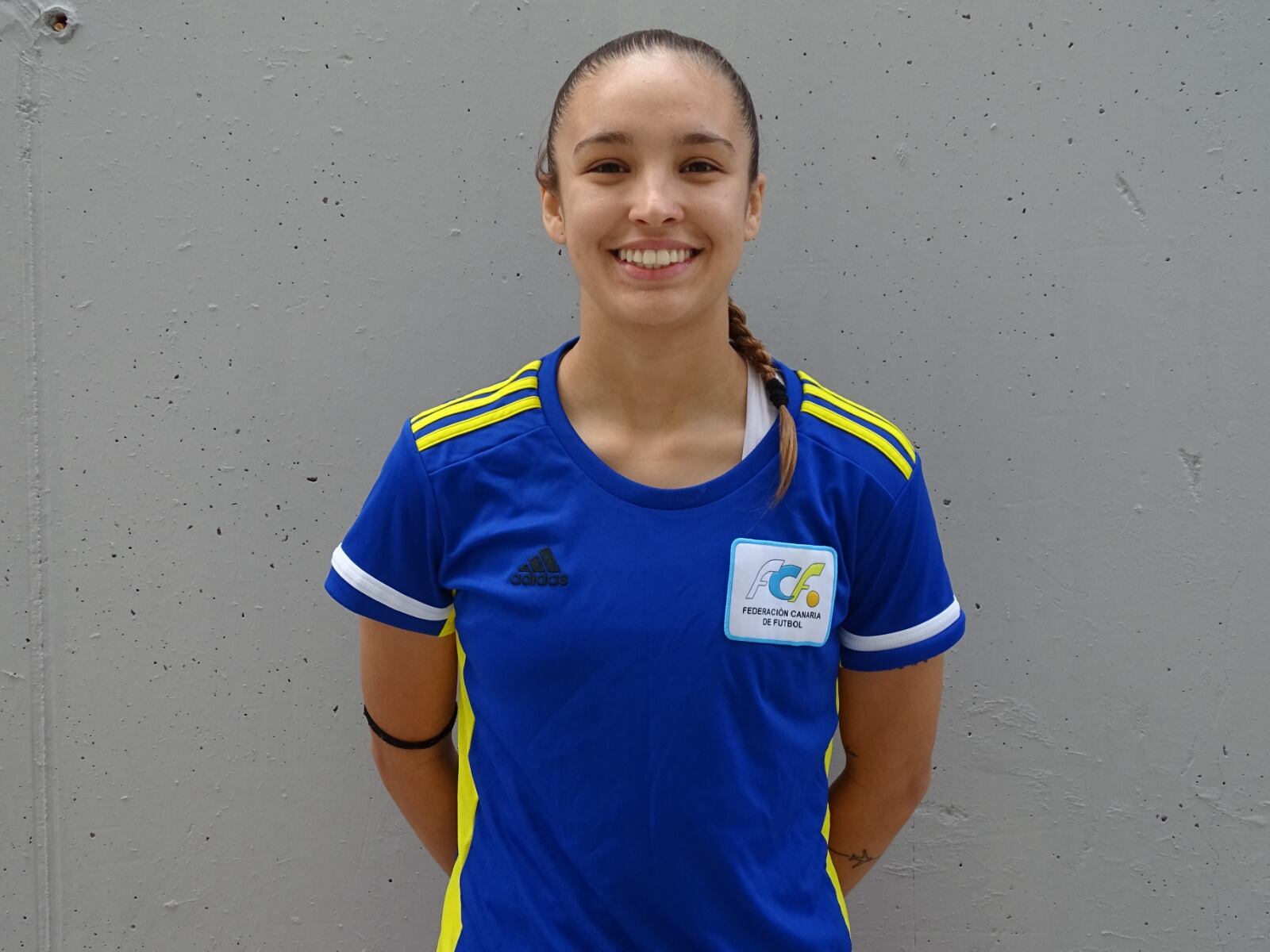 Eira García con la camiseta de la Federación Canaria.