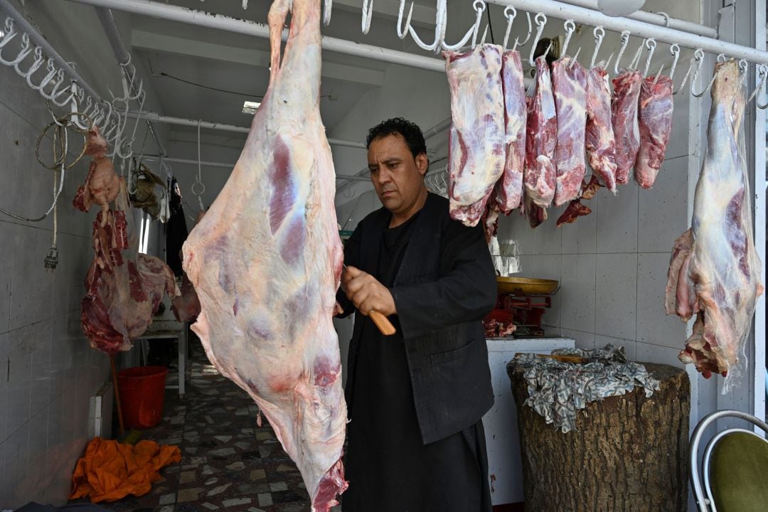 En la carnicería haciendo filetes