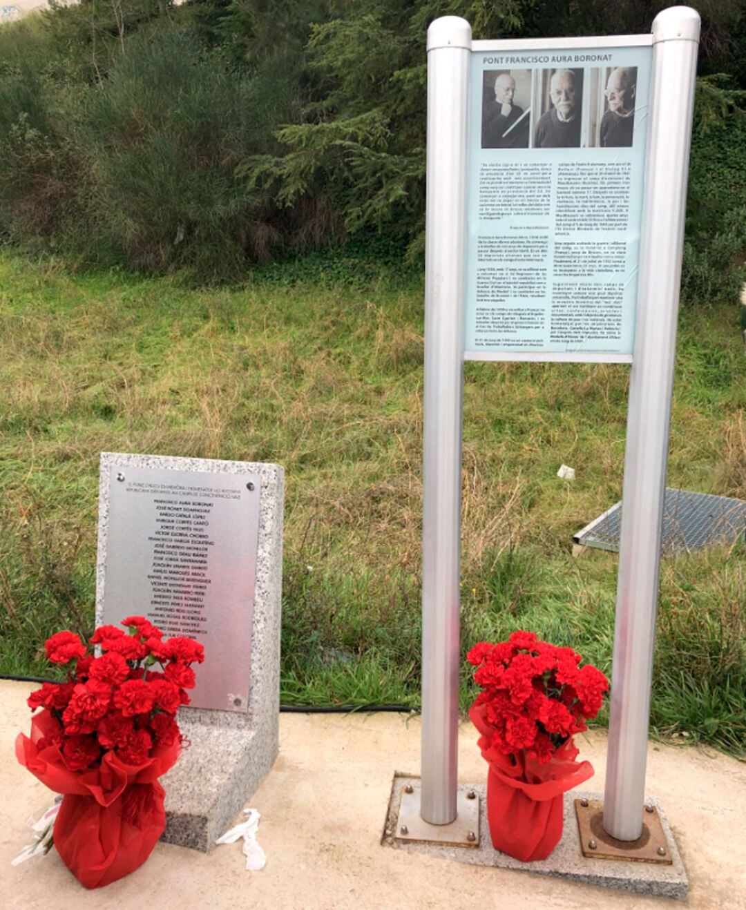 Imagen del acto de homenaje que tuvo lugar el año pasado en la entrada del puente Francisco Aura
