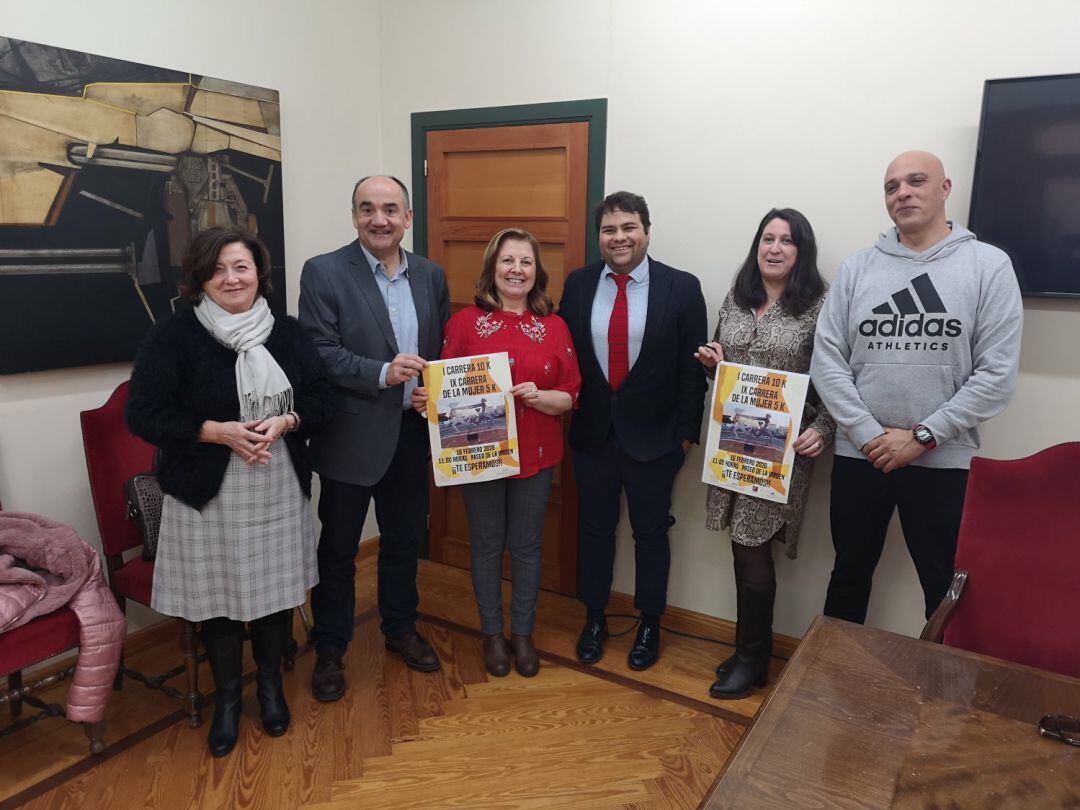 El alcalde, Valentín Bueno, junto con la presidenta de Afibrovi, Eugenia Martínez durante la presentación de esta colaboración