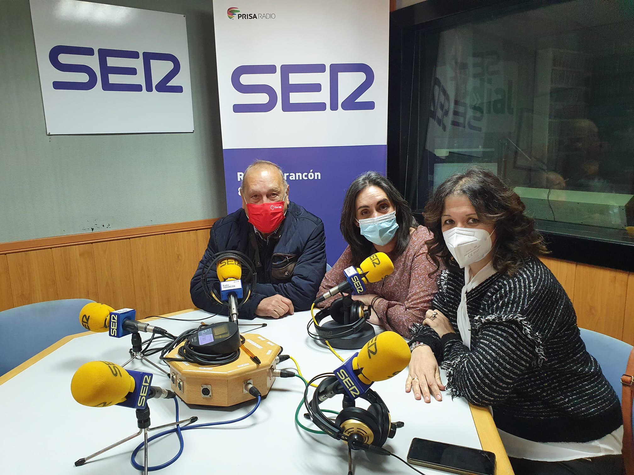 Francisco Díaz presidente de Cruz Roja Tarancón y dos técnicas de la Asamblea Local