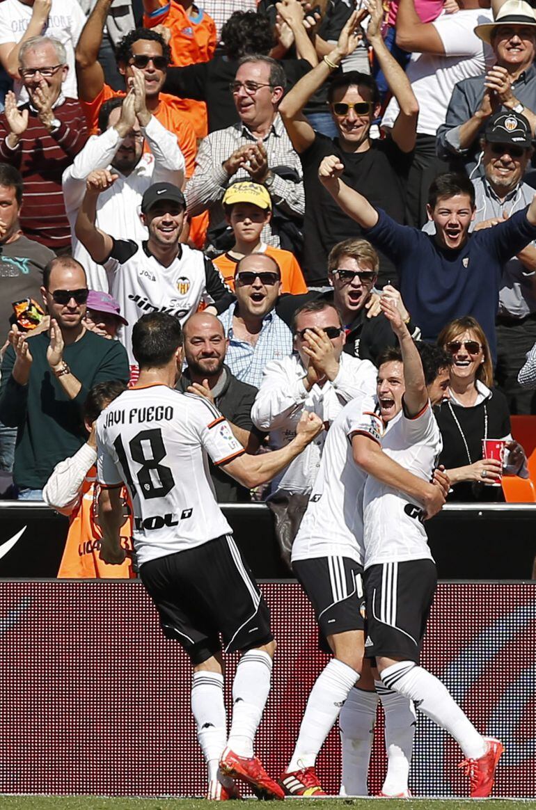 GRA102 VALENCIA, 01/03/2015.- El jugador del Valencia Pablo Piatti (d) celebra el primer gol marcado a la Real Sociedad durante el partido de la vigesimoquinta jornada de liga que están disputando en el estadio de Mestalla. EFE/Kai Försterling