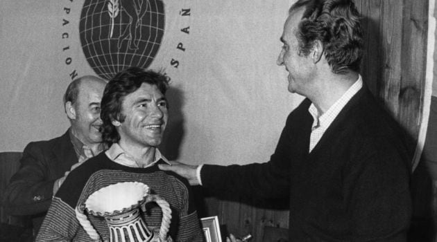 El rey Juan Carlos (d) entrega al piloto español Ángel Nieto el trofeo de la Asociación de los Periodistas Españoles Deportivos en 1980