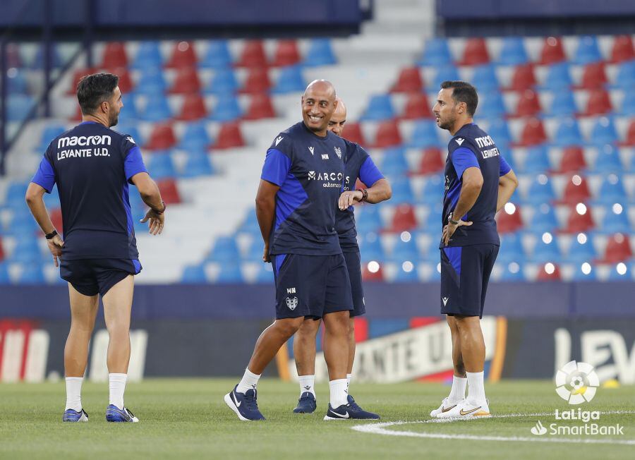 Nafti y su cuerpo técnico, en Orriols