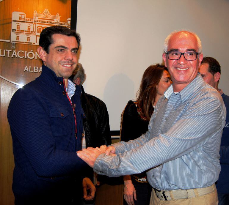 El alcalde de Albacete Javier Cuenca y el presidente del Comité de Empresa de los trabajadores Eduardo Mayordomo en la asamblea celebrada este viernes