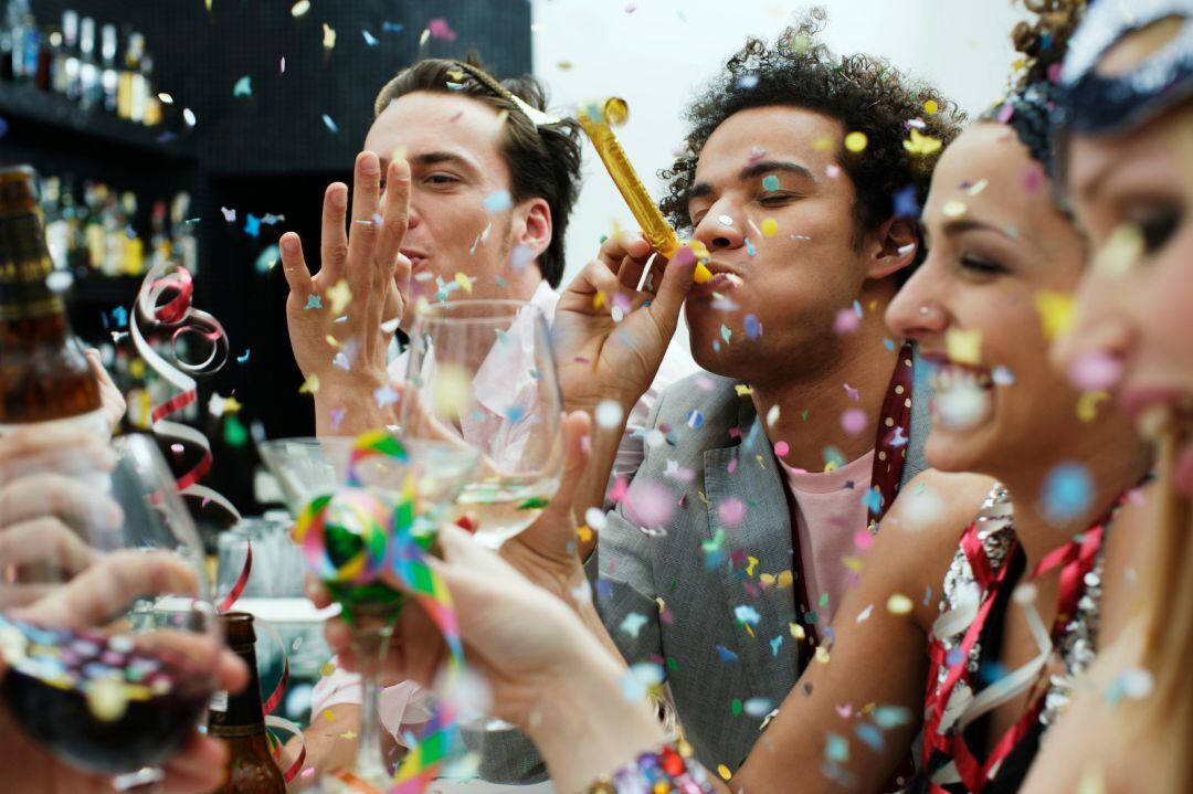 Un grupo de jóvenes celebra la Nochevieja.