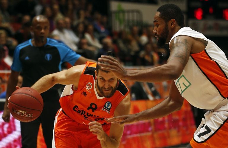 El escolta del Valencia Basket Antoine Diot (izquierda) trata de vencer la oposición del ala-pívot del Ratiopharm Ulm, DaSean Butler (derecha), durante el partido de la octava jornada de la primera fase de la Eurocopa que disputan esta noche en le pabellón Fuente San Luis.