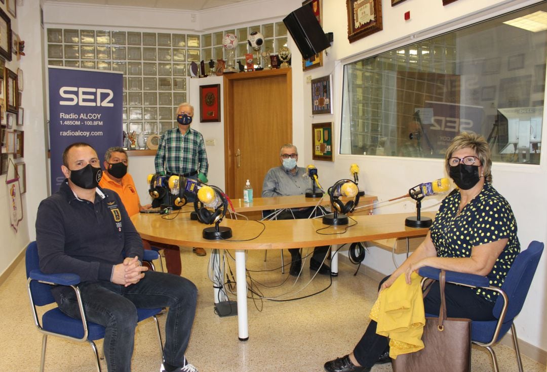 María Ángeles Guillem, David Gonzálbez, Juan Pérez y Toni Llinares, junto a Paco Aznar
