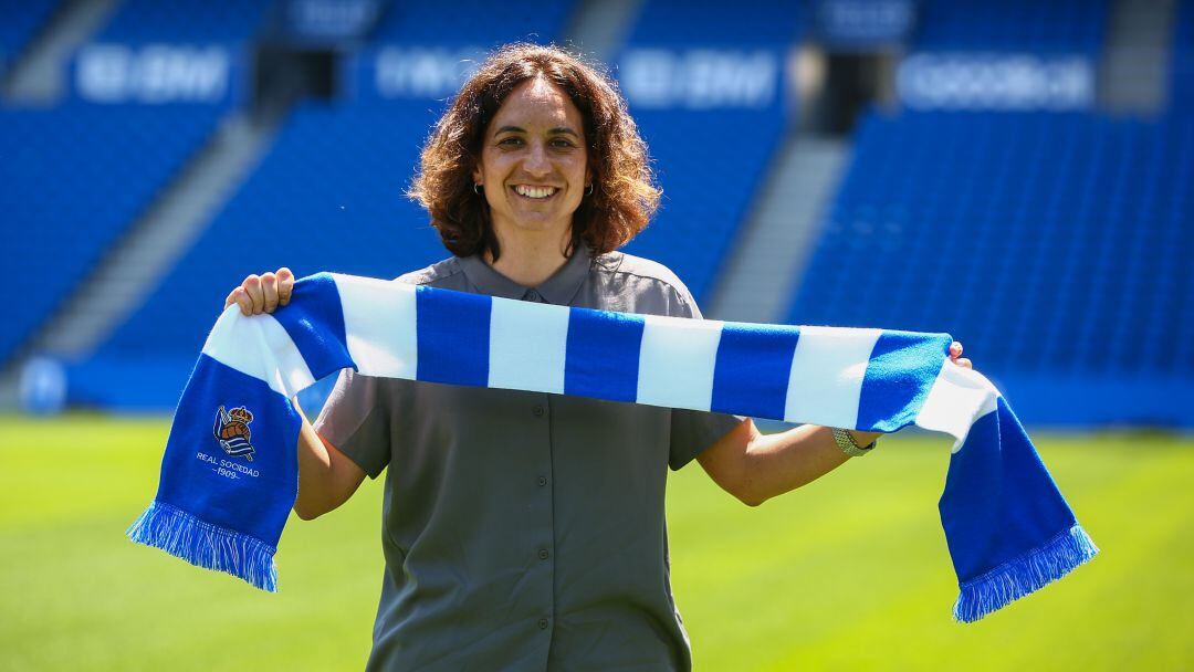 Natalia Arroyo posa con una bandera de la Real en el Reale Arena