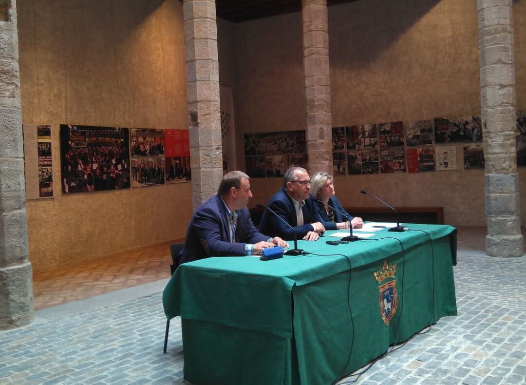 El alcalde de Pamplona, Enrique Maya, junto a María García-Barberena y Javier Labairu.