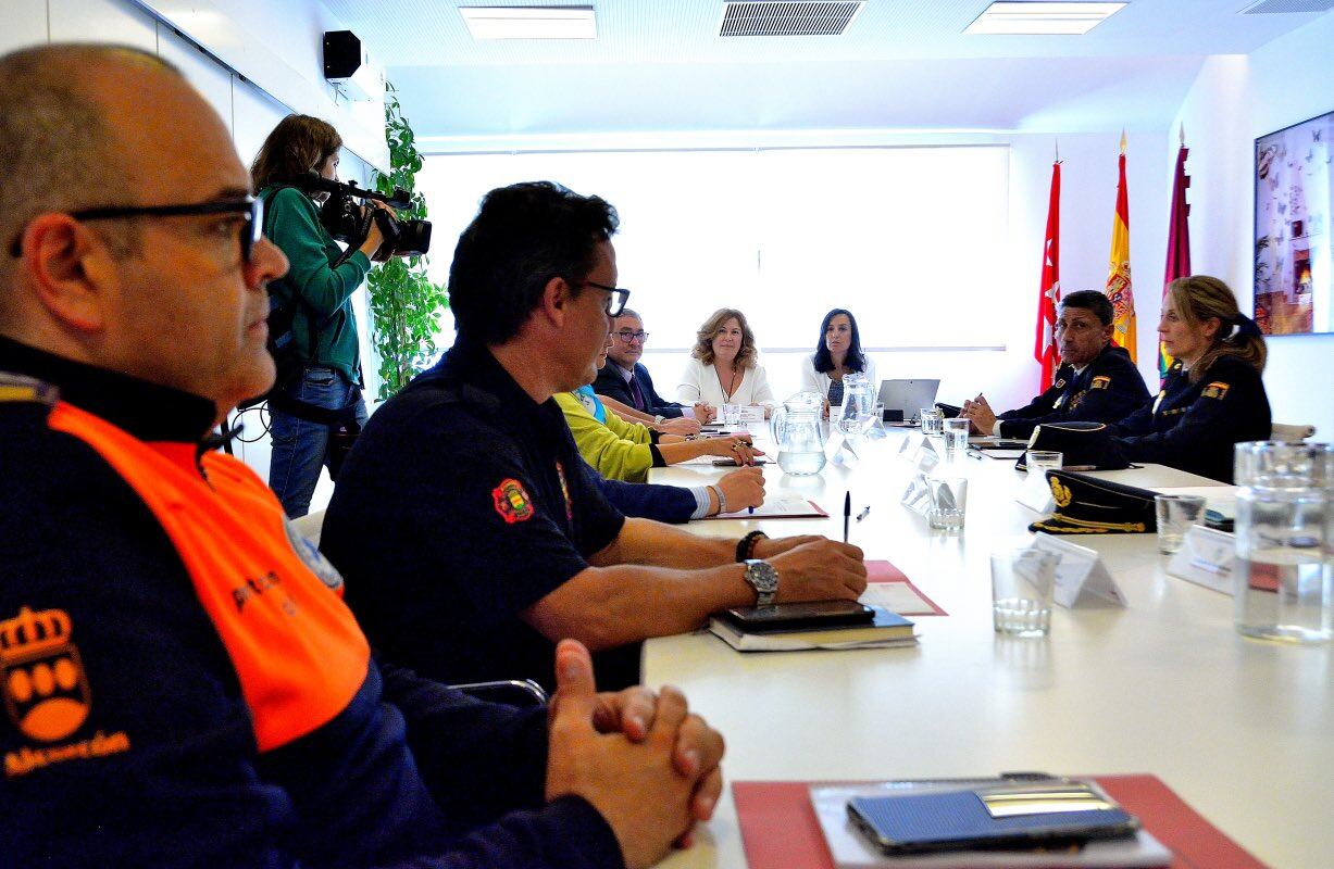 La alcaldesa de Alcorcón, Natalia de Andrés y la delegada del Gobierno en Madrid, Mercedes González, durante la Junta Local de Seguridad extraordinaria celebrada en Alcorcón