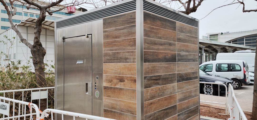 Uno de los nuevos lavabos públicos instalado junto a la estación de trenes