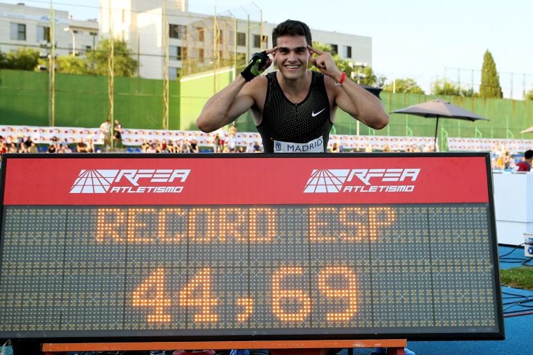 El atleta Bruno Hortelano celebra su nuevo record de España en la prueba de 400m lisos