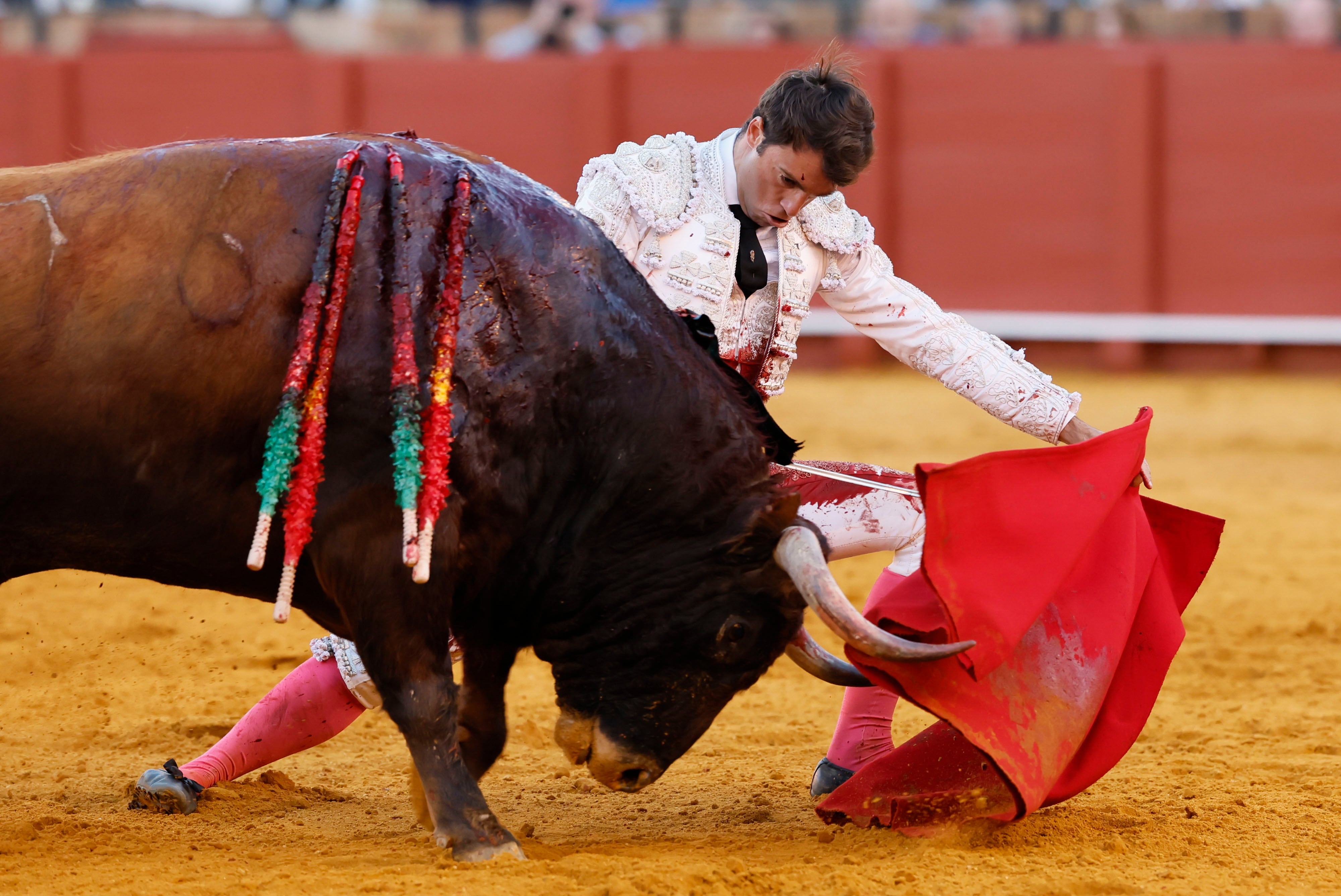 SEVILLA, 12/04/2026.- El diestro Rafael Serna da un pase con la muleta al segundo de los de su lote, durante la corrida de toros de la Feria de Abril celebrada este domingo en la plaza de toros de la Real Maestranza, en Sevilla. EFE/José Manuel Vidal