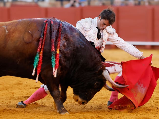 SEVILLA, 12/04/2026.- El diestro Rafael Serna da un pase con la muleta al segundo de los de su lote, durante la corrida de toros de la Feria de Abril celebrada este domingo en la plaza de toros de la Real Maestranza, en Sevilla. EFE/José Manuel Vidal