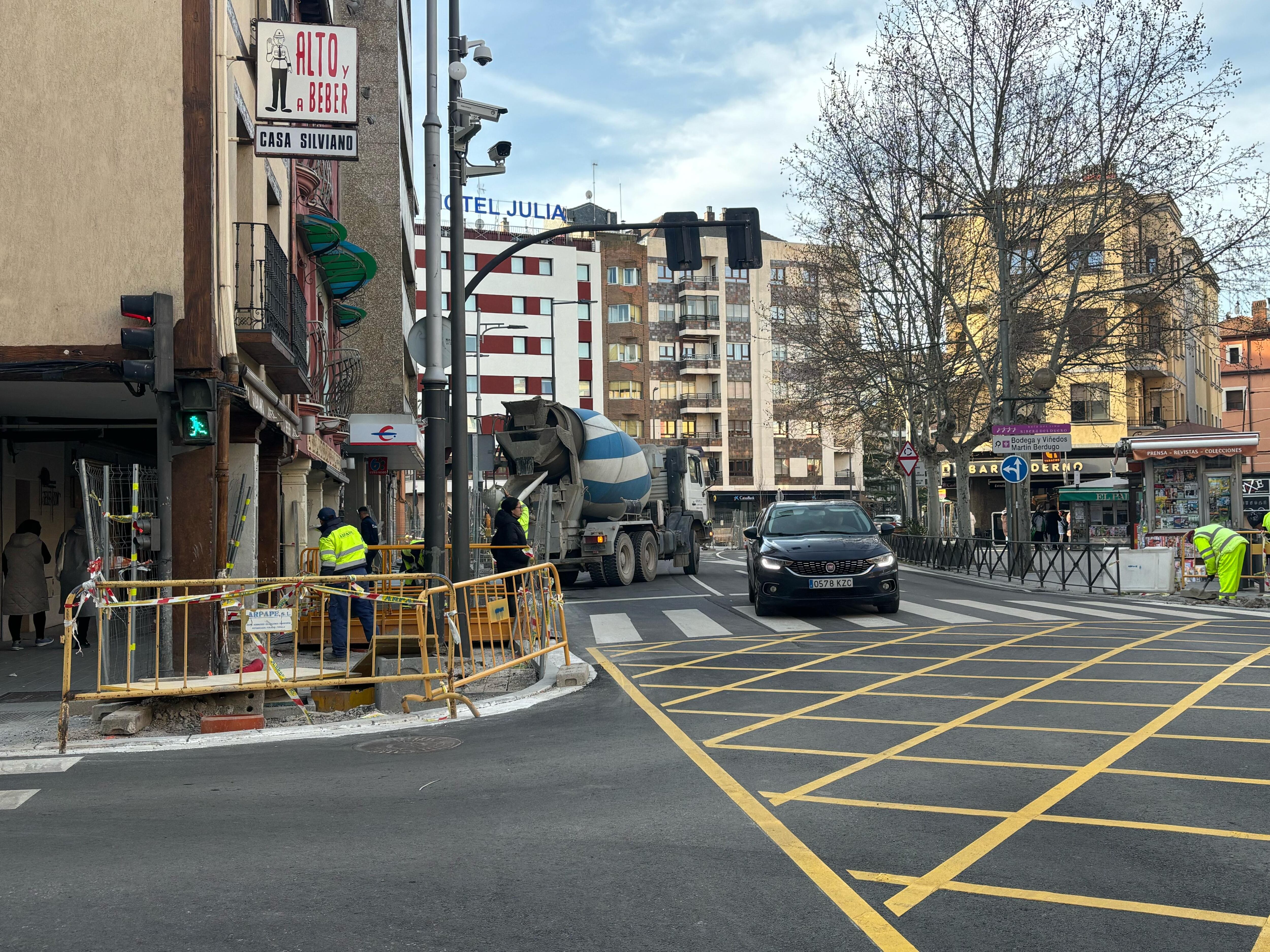 La empresa Arpape continúa trabajando en la reforma de la plaza de la Virgencilla, que el equipo de gobierno anunció que terminaría el 31 de marzo