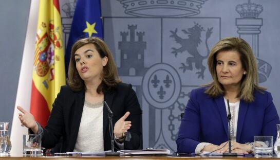 La vicepresidenta del Gobierno, Soraya Sáenz de Santamaría y la ministra de Empleo, Fátima Báñez, durante la rueda de prensa posterior a la reunión del Consejo de Ministros