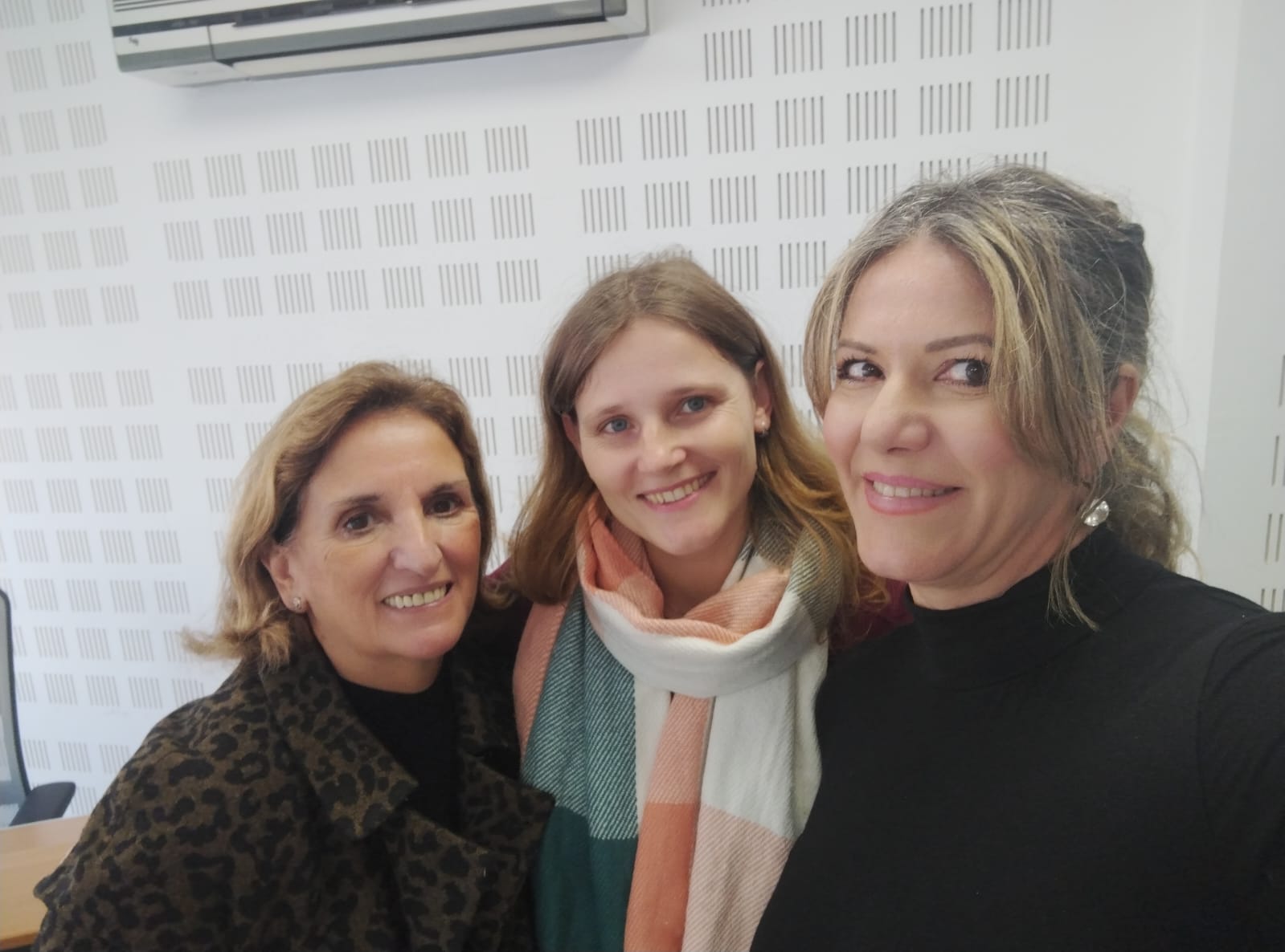 María Khomiak joven ucraniana residente en Huelva junto a Lucía Vizcaya ex jefa de Extranjería de Huelva y Ana Gil, periodista de la Cadena SER de Huelva