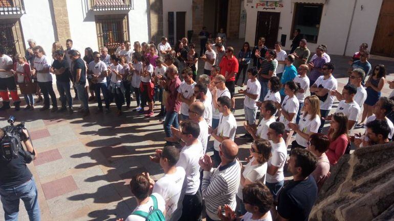 Imagen de 2017, tras el pleno extraordinario convocado para declarar tres días de luto oficial. 