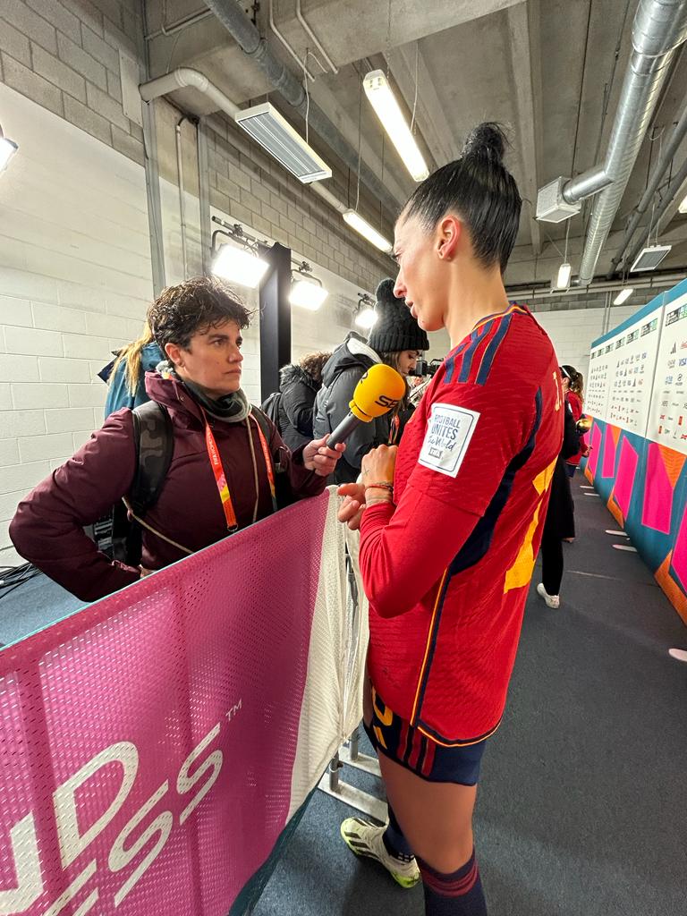 Jenni Hermoso, con Sonia Lus, en una entrevista para SER Deportivos