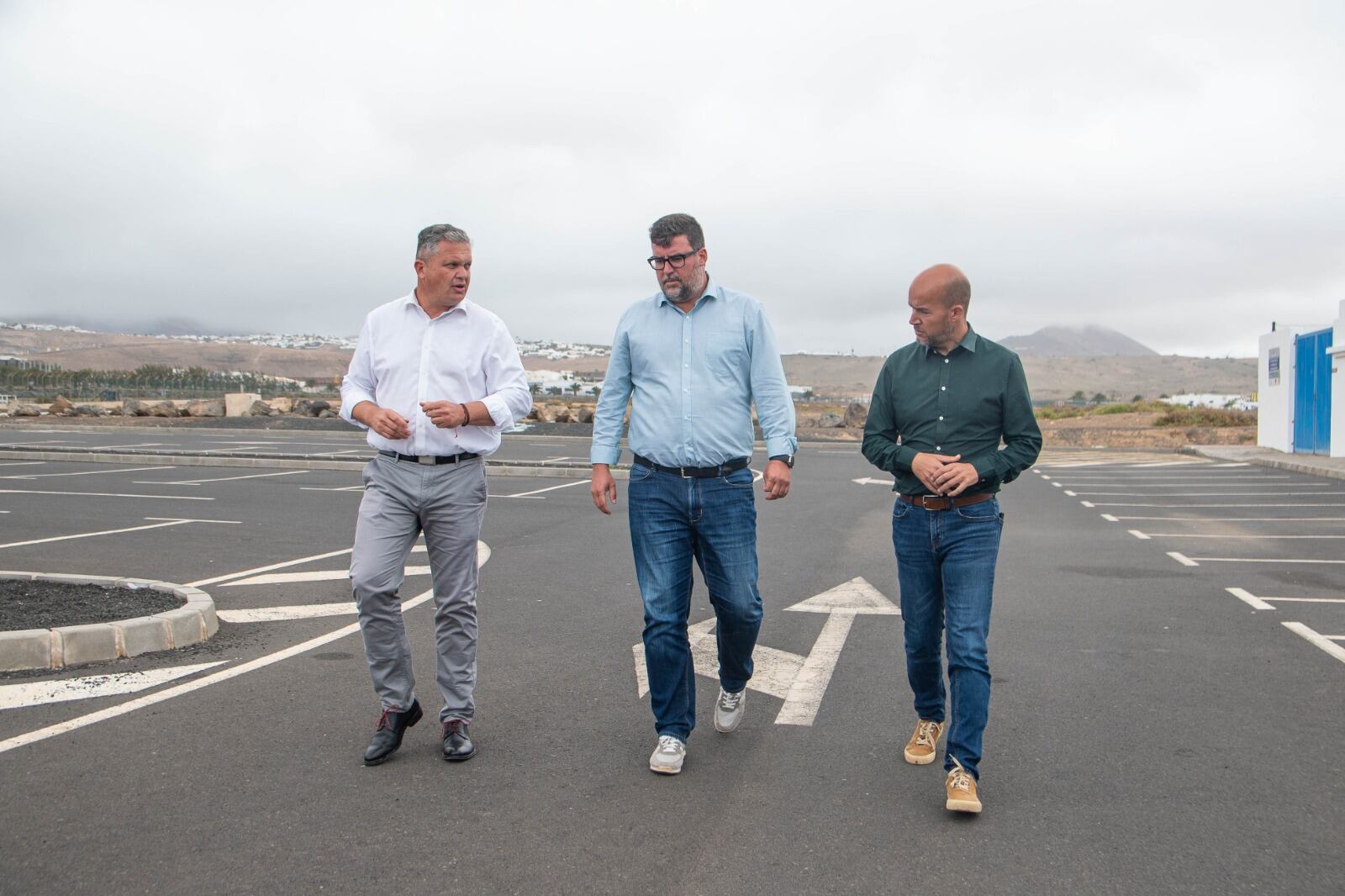 De izquierda a derecha: Alfredo Mendoza (consejero de Obras Públicas del Cabildo de Lanzarote), Isidro Pérez (alcalde de San Bartolomé) y Raúl de León (concejal de Vías y Obras).