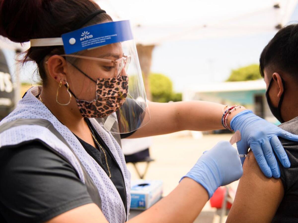 Estados Unidos pondrá la tercera dosis de la vacuna para personas en riesgo "razonablemente pronto"