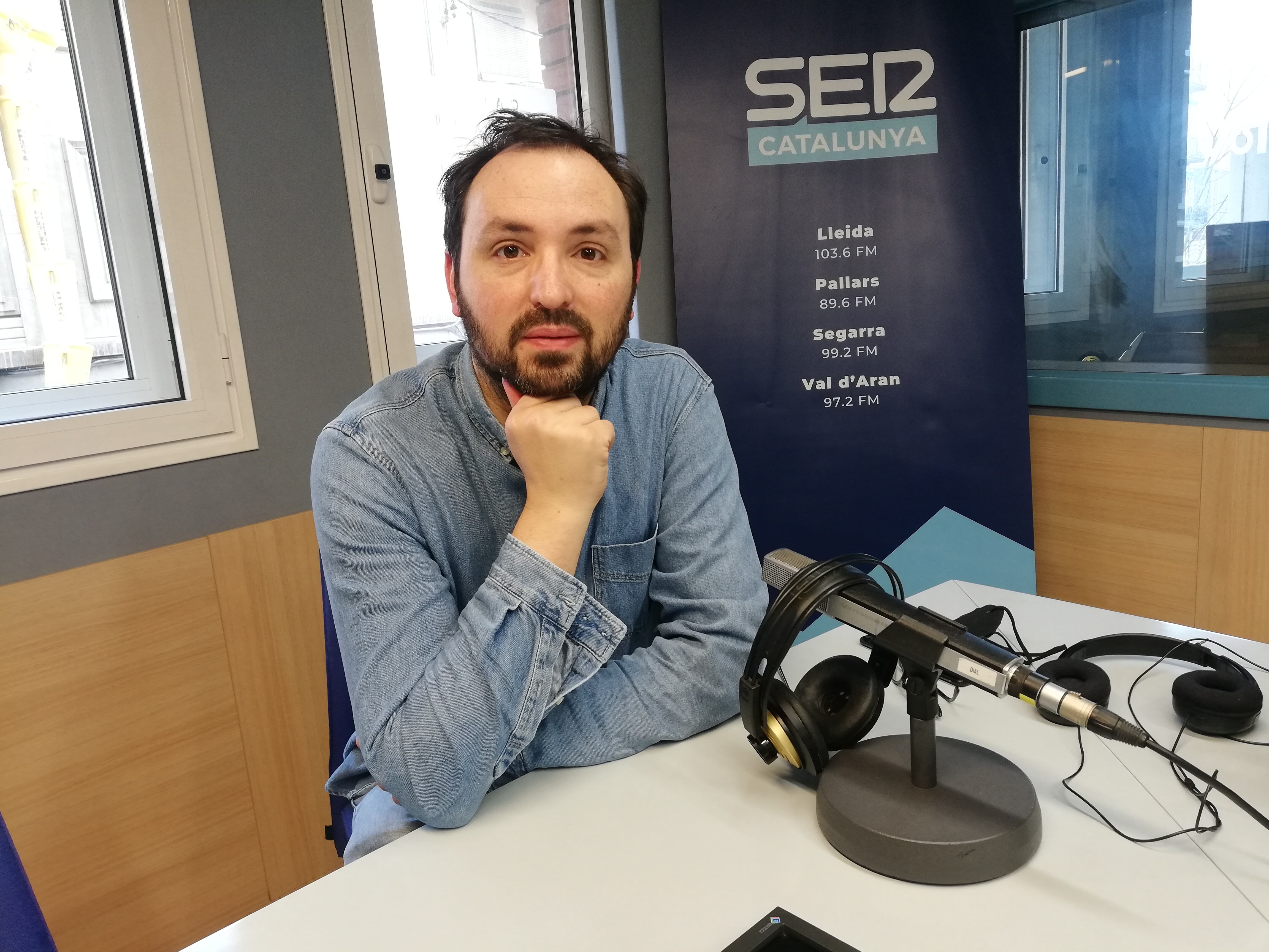 El pianista Lluís Capdevila, durant l'entrevista a l'Aquí Lleida de Ràdio Lleida.