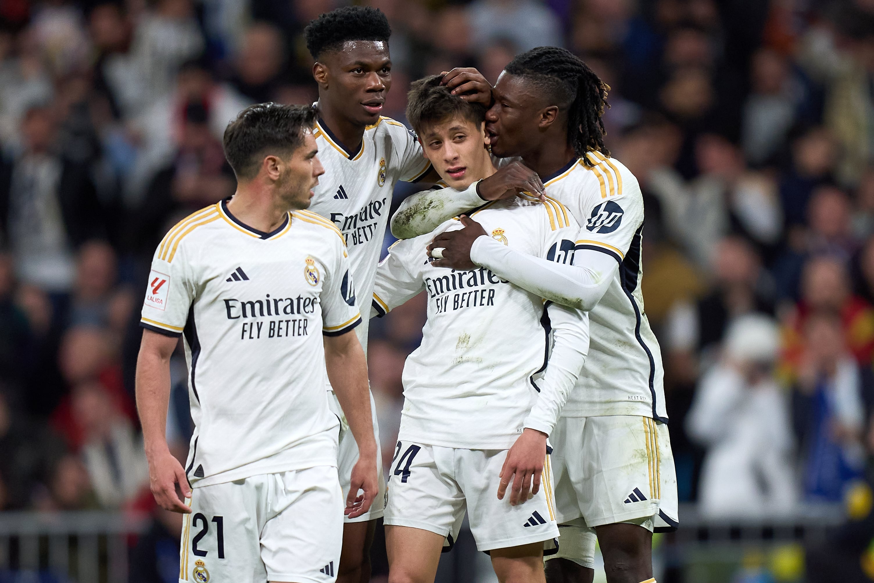 MADRID, SPAIN - FEBRUARY 10: Eduardo Camavinga, y Aurelien Tchouaméni consuelan a Arda Guler después de que este no tirase el penalti contra el Girona. (Photo by Angel Martinez/Getty Images)