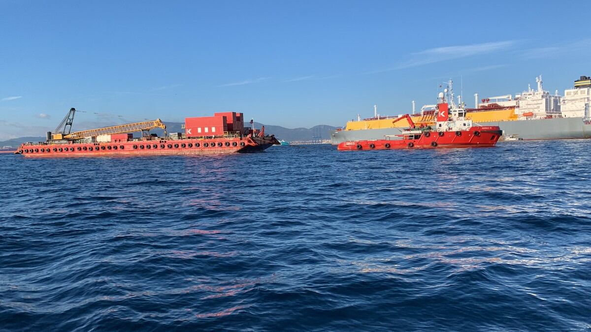 GRAF3443. GIBRALTAR, 07/01/2023.-El remolcador para manipulación de anclas Koole 42 y la barcaza H283, que partieron desde Surinam hacia Gibraltar el pasado 11 de diciembre para los trabajos de retirada de los restos del OS 35, el barco semihundido desde septiembre tras un accidente frente al Peñón, a su llegada este sábado a este enclave. Según ha confirmado la Capitanía Marítima y ha informado este viernes el Gobierno gibraltareño en una nota de prensa, una vez en Gibraltar, comenzarán &quot;inmediatamente&quot; los preparativos para la siguiente fase del proceso de retirada de los restos del naufragio.EFE/Servicio de Información de Gibraltar***SOLO USO EDITORIAL/SOLO DISPONIBLE PARA ILUSTRAR LA NOTICIA QUE ACOMPAÑA (CRÉDITO OBLIGATORIO)***
