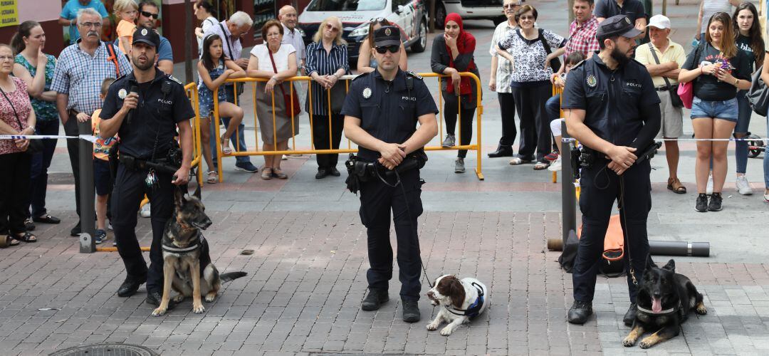 Varios agentes locales de Getafe en una exhibición canina