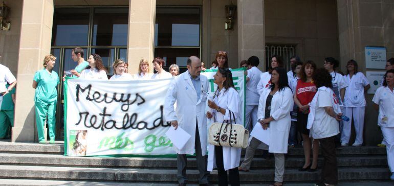Professionals del Trueta manifestant-se contra la precarietat, un dels ocasionants d&#039;aquesta situació.