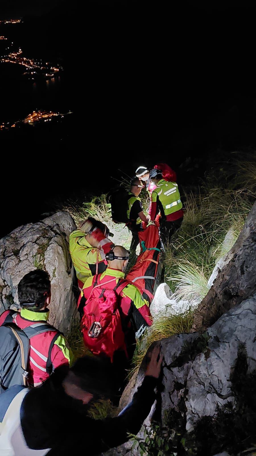 Rescate joven castreño que se rompió una pierna en los Ojos del Diablo la pasada noche