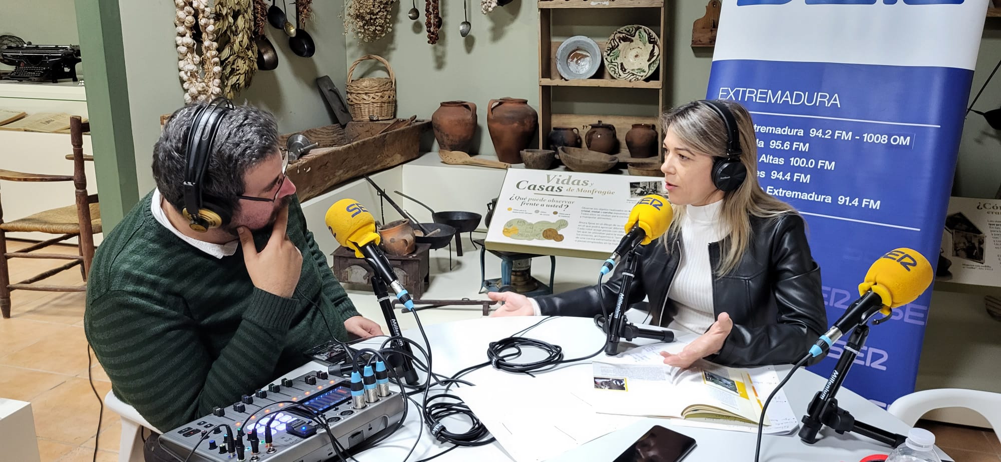 Un momento del programa realizado desde el Centro de Interpretación de la huella humana en Monfragüe