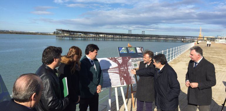 Presentación de los paneles informativos del Paseo de la Ría de Huelva.