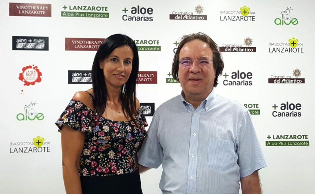 La gerente de Aloe Plus Lanzarote, Raquel Caraballo y el presidente de UNICEF Canarias, Amós García.