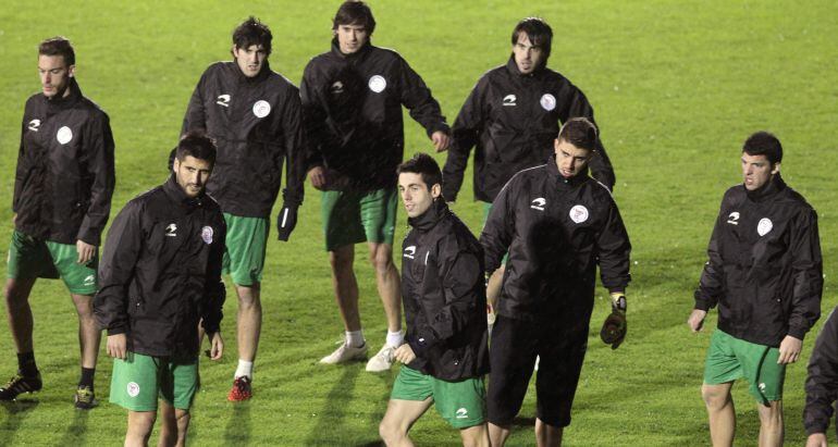 GRA70. LEZAMA (BIZKAIA), 27/12/2014.- Los jugadores de la selección de Euskadi durante el entrenamiento llevado a cabo en las instalaciones deportivas de Lezama, de cara al encuentro amistoso que disputarán mañana en San Mamés contra Cataluña. EFE/Alfredo Aldai