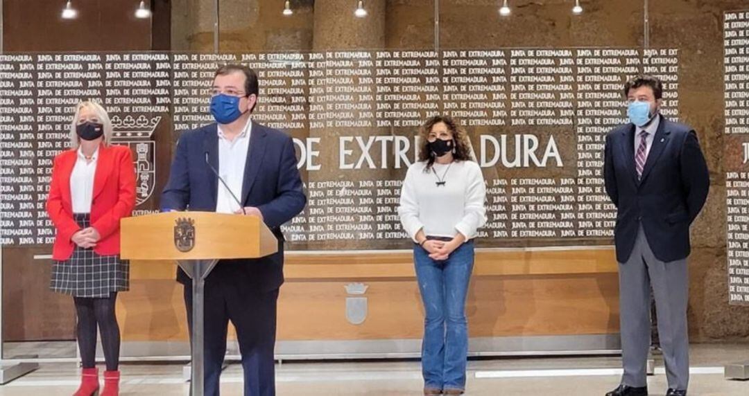 El presidente de la Junta de Extremadura, Guillermo Fernández Vara, firma con los agentes sociales la Estratega de Turismo Sostenible de Extremadura 2030. II Plan de Turismo de Extremadura 2021-2023