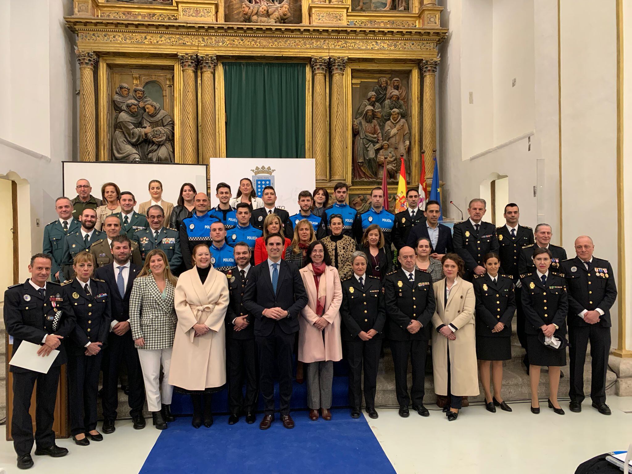 Foto de grupo de la entrega de reconocimientos a la Policía Local de Medina del Campo