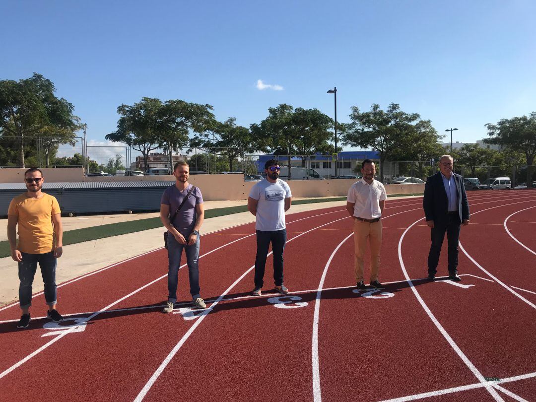 Los responsables políticos posando en la nueva pista de atletismo de Can Misses