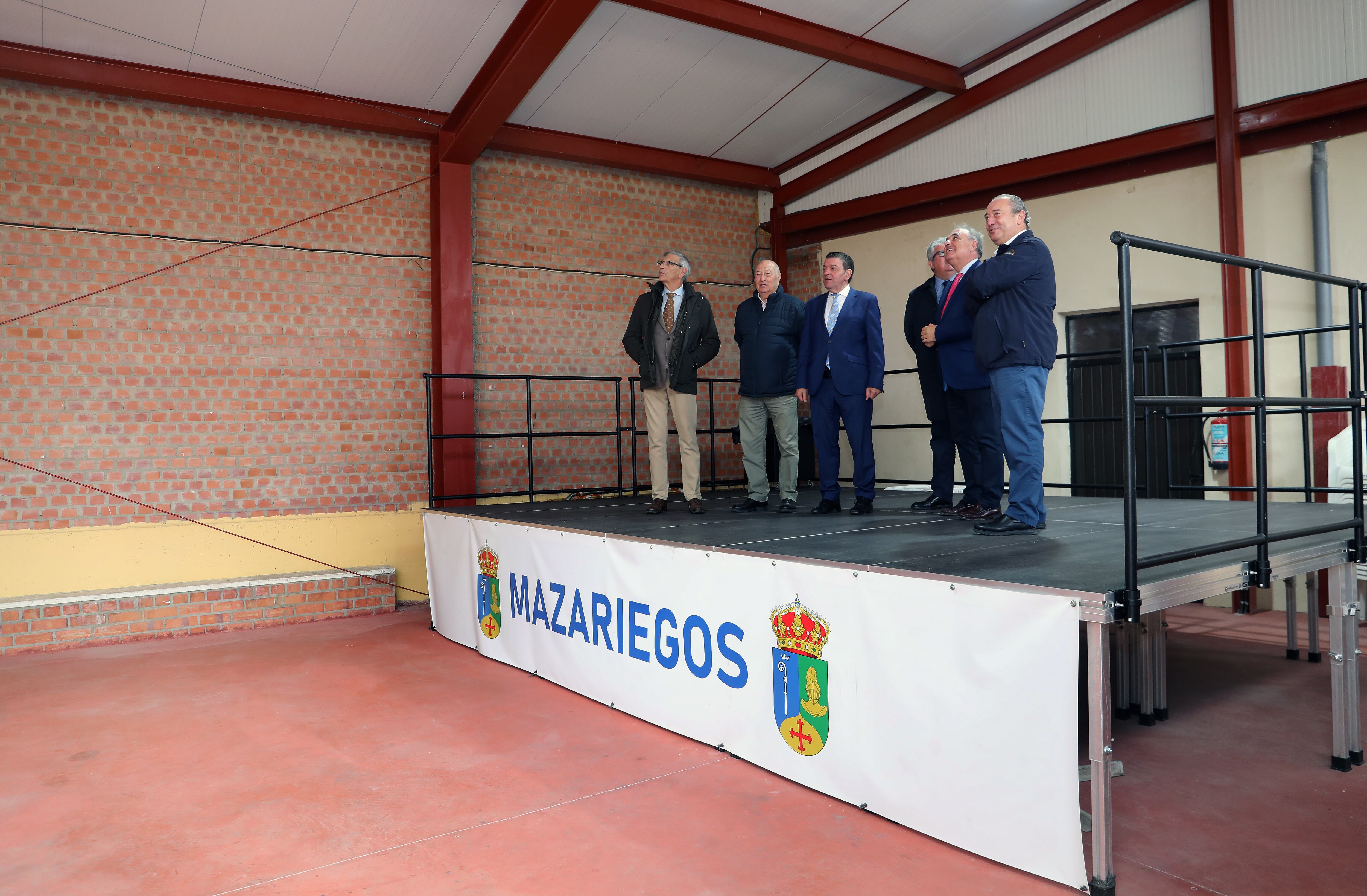El consejero de la Presidencia, Luis Miguel González Gago; junto al alcalde Mazariegos (Palencia), Anastasio Morate, entre otros visita la puesta en servicio de una nueva nave-almacén financiada por el Fondo de Cooperación Local