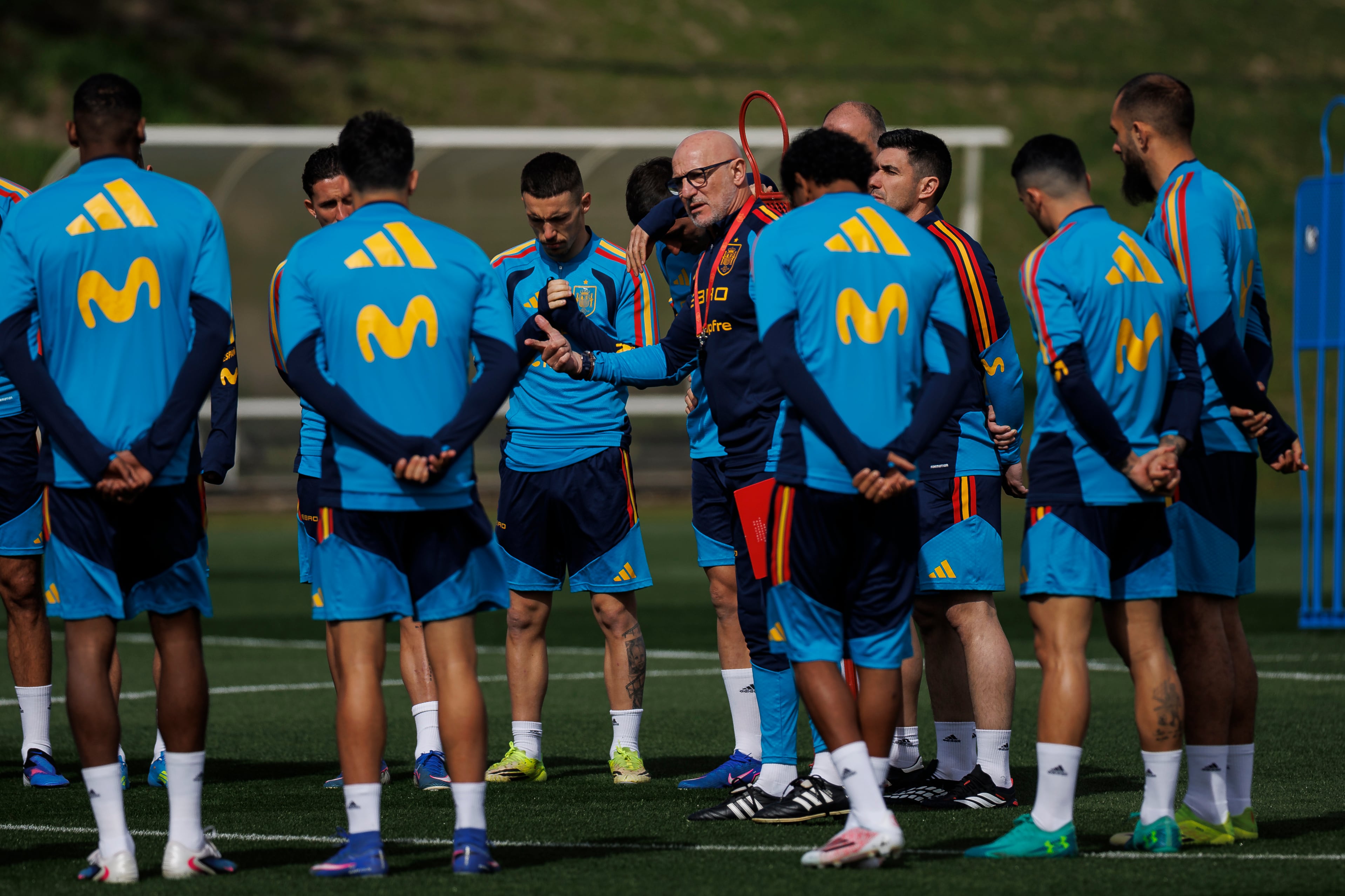 FOTODELDÍA LAS ROZAS (MADRID), 26/03/2026.- El seleccionador nacional, Luis de la Fuente, durante el entrenamiento de la selección española de fútbol este jueves en la Ciudad de Fútbol de Las Rozas (Madrid) para ultimar su preparación de cara al partido amistoso frente a Serbia con vistas al Mundial 2026. EFE / Rodrigo Jimenez