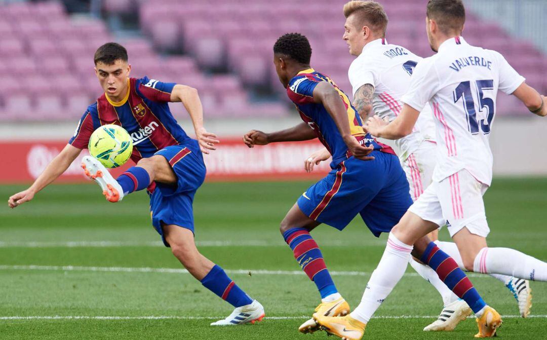 Pedri, en un Clásico entre el Barcelona y el Real Madrid.